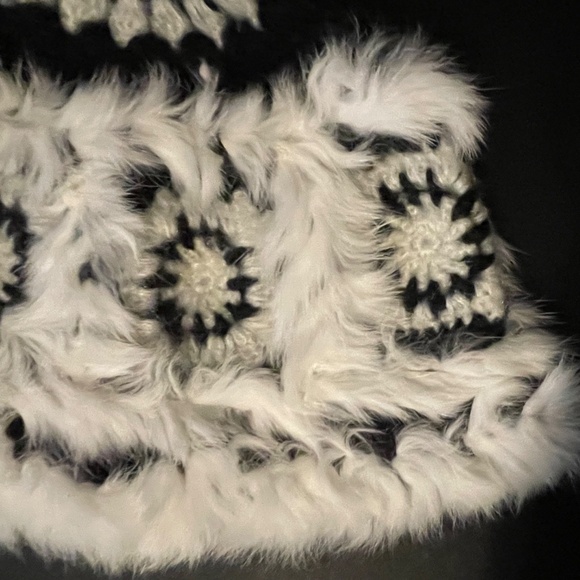 NEW BELLEWAERA BLACK WHITE FLUFFY CROCHET COTTON ANGORA WOOL HAT - Picture 4 of 6